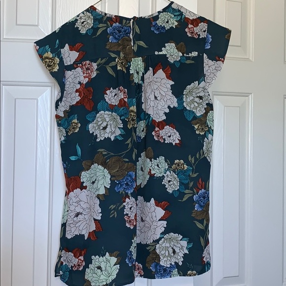 Flowered blouse. Size Small - Picture 2 of 3